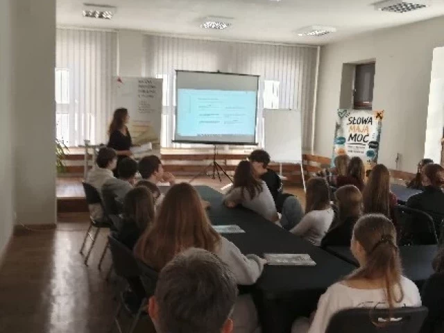 Jak rozpoznawać manipulację w mediach? Warsztaty dla młodzieży w Szczytnie