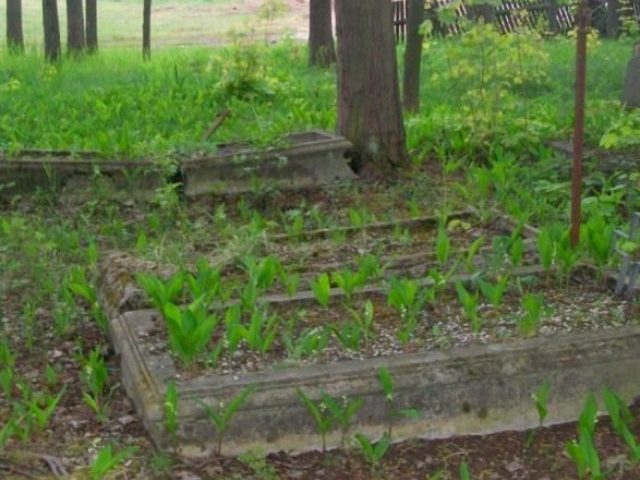 Sprzątają groby raz na 10 lat