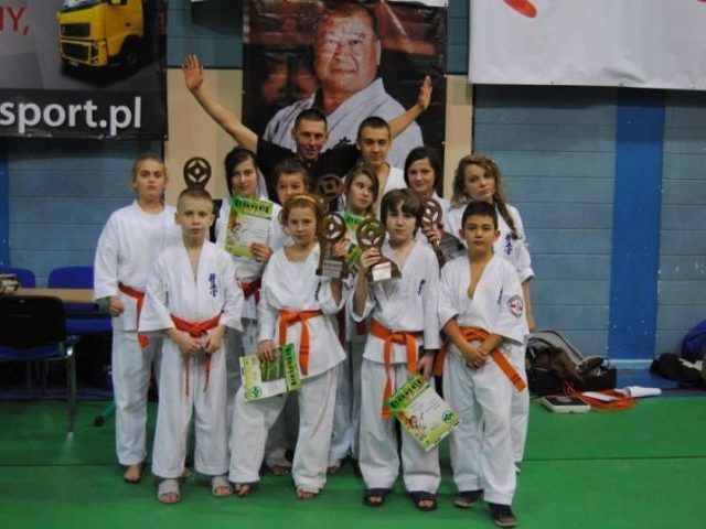 Pięć medali szczycieńskich karateków
