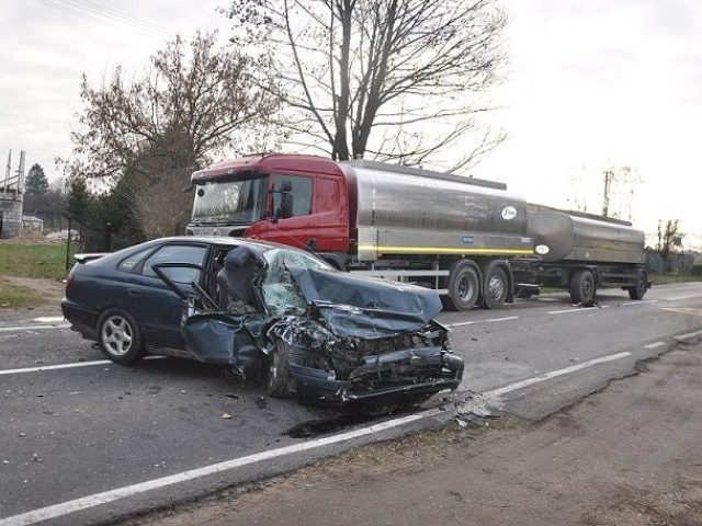 Pijany kierowca zderzył się z ciężarówką.