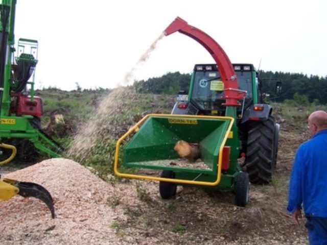 Groźny wypadek przy pracy. Maszyna pocięła nogi 28-latkowi