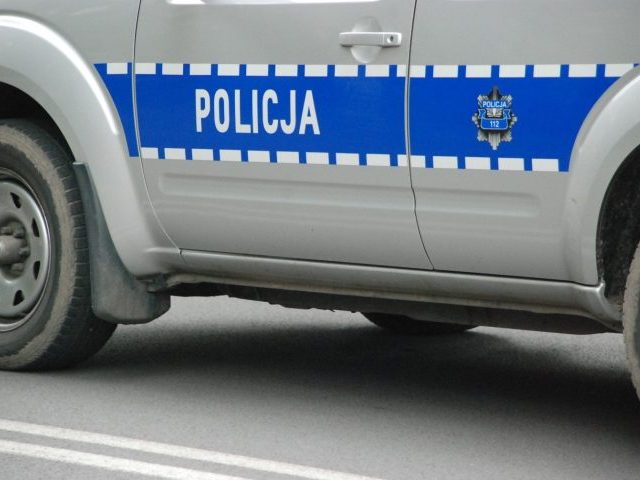 Uderzył oplem w drzewo winę chciał zrzucić na krewną