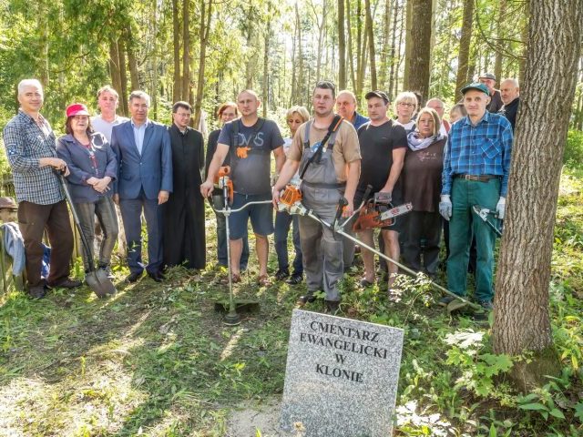 Przyjeżdżają z Niemiec dbać o przodków