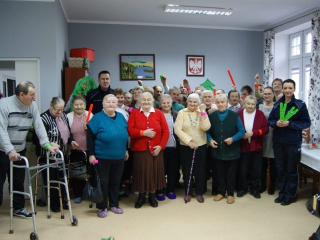 Seniorzy z Orzeszek z odblaskami