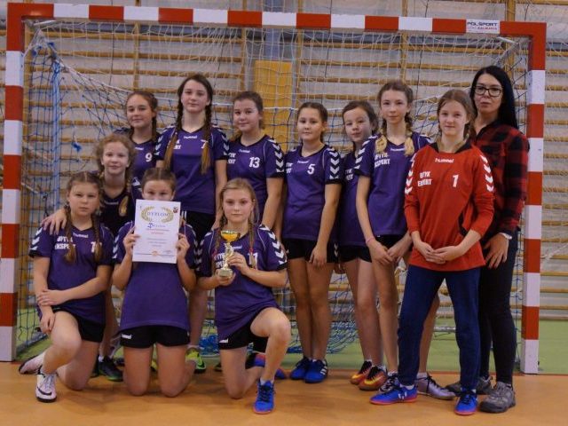 Szczypiornistki z Rozóg drugie w rejonie