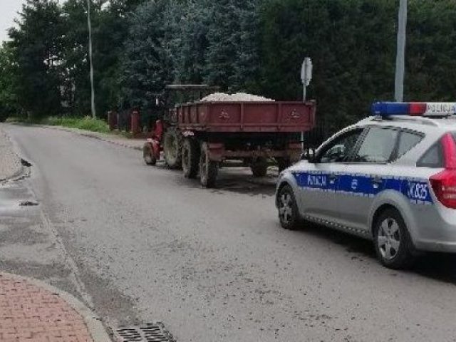 Wesoły traktorzysta w niewesołej sytuacji
