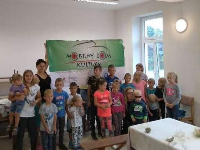 Mobilny dom kultury dotarł do Spalin Wielkich