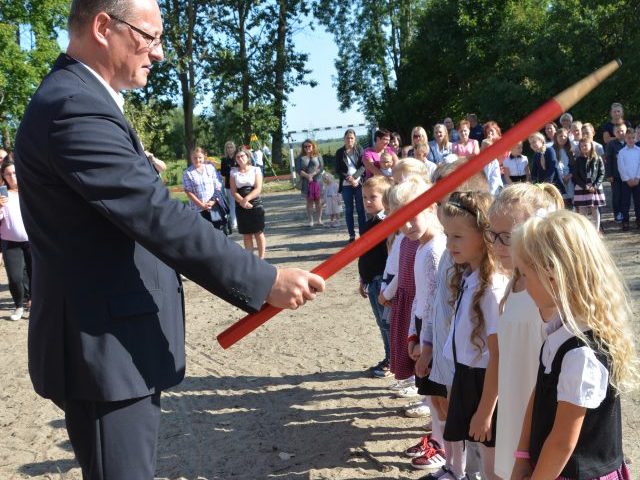Gromki dzwonek w szkole w Gromie (zdjęcie)