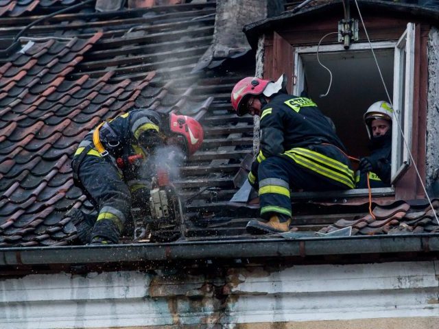 Pożar domu w Tylkowie, strażacy dogaszają zgliszcza
