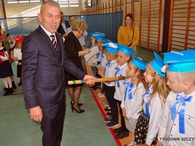 Pierwszoklasiści z Wielbarka uroczyście pasowani na uczniów (zdjęcia)