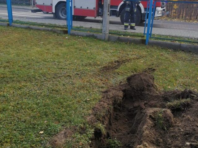 Ewakuacja szkoły w Tylkowie, robotnicy wykopali niewybuch