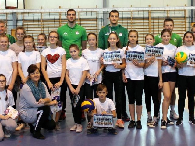 Profesjonalna siatkówka zawitała do uczniów z Rozóg (zdjęcia)