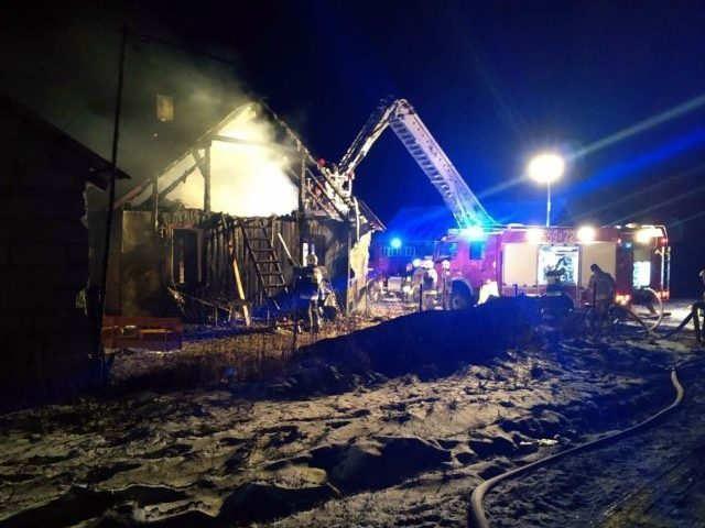 Dom spłonął, sześć osób uciekło z pożaru (zdjęcia)