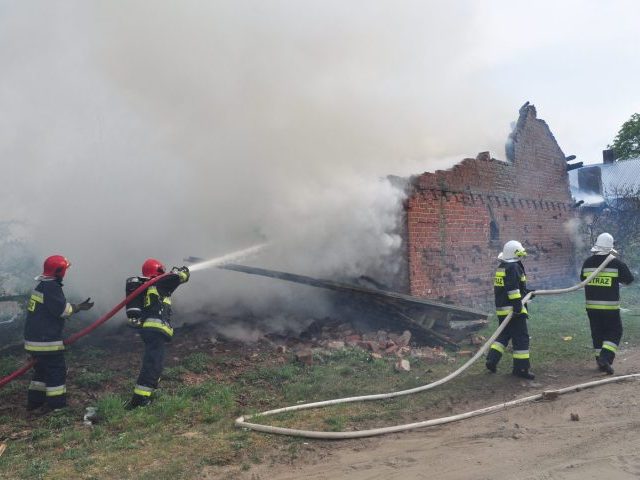 Ściana runęła na strażaka (zdjęcia)
