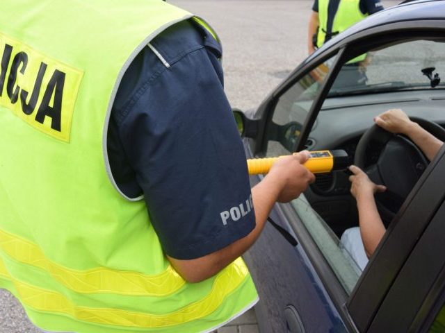 Pijaną matkę z dziećmi przewoził pijany kierowca