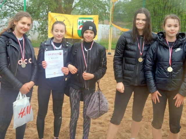 Szkolna siatkówka plażowa