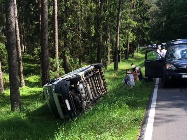 Kraksa trzech aut, bus wylądował w rowie (zdjęcia)
