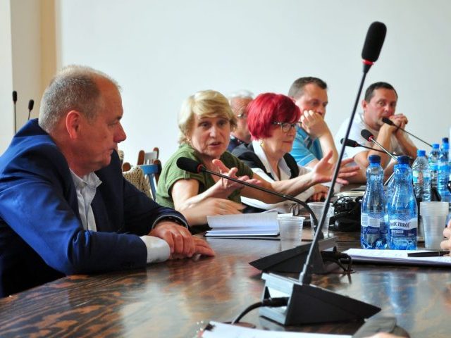 Mistrzostwa bez kibiców, gorąca dyskusja samorządowców
