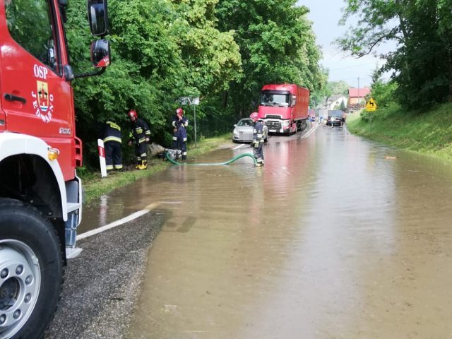 Woda zaszalała w powiecie - zalewała piwnice i drogi (zdjęcia)