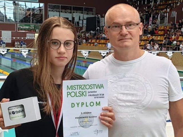 Złoto-srebrna Karolina Piechowicz