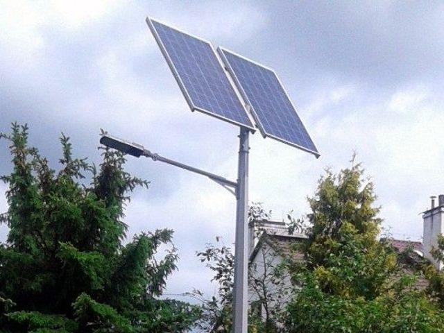 Lampy solarne z funduszu sołeckiego zawisły w gminie Rozogi