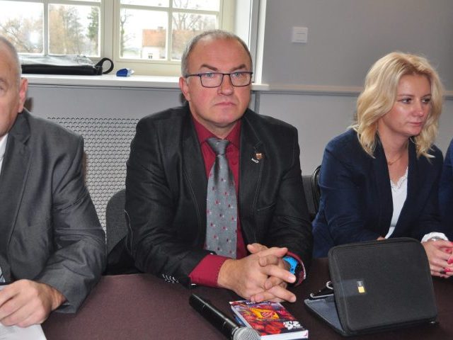 Strażak i radny ostrzega przed naciągaczami na... czujnik