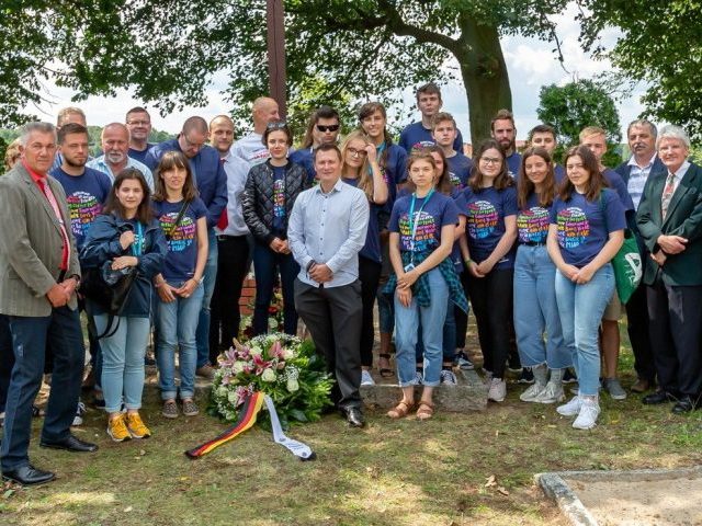 Młodzież zadbała o groby sprzed ponad stu lat (zdjęcia)