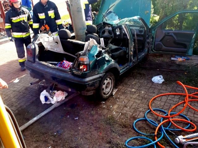 Auto wjechało w słup, ciężko ranny kierowca