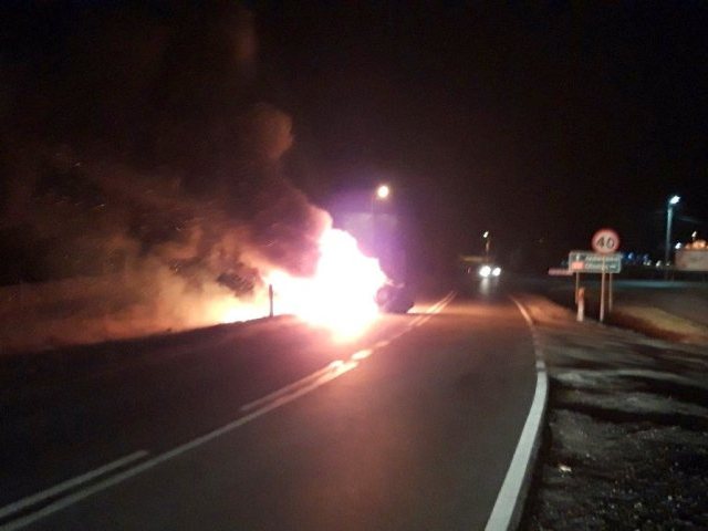 Cinquecento w ogniu kierowca uciekł