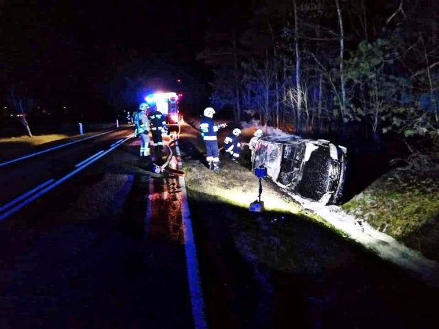Skradziony passat spłonął w przydrożnym rowie