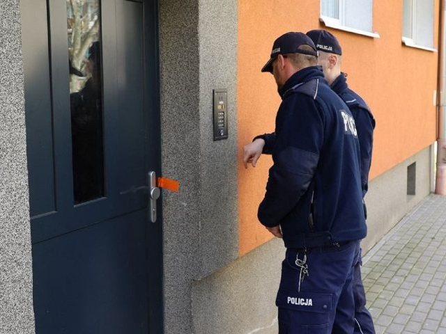 KGP: ostatniej doby policjanci sprawdzili prawie 150 tys. osób poddanych kwarantannie; 700 naruszeń