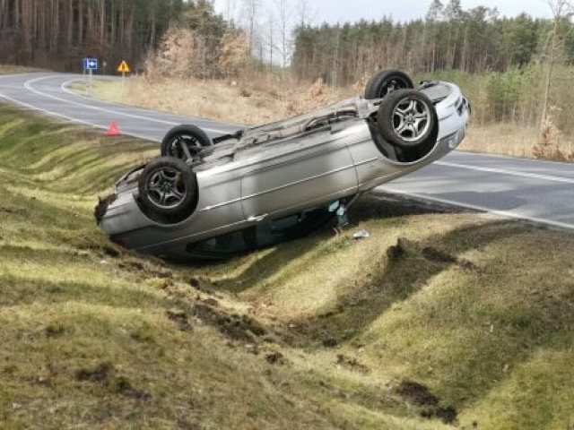 Bmw dachowało za Jęcznikiem (zdjęcia)