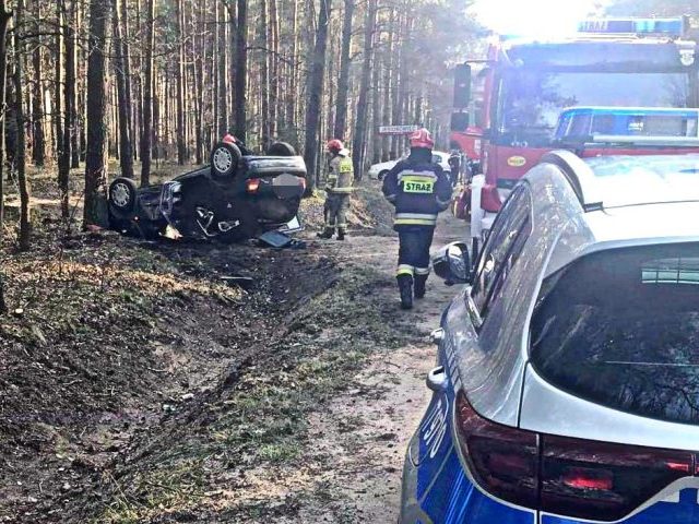 Wypadek pod Jesionowcem, śmigłowiec przyleciał po kierowcę (zdjęcia)
