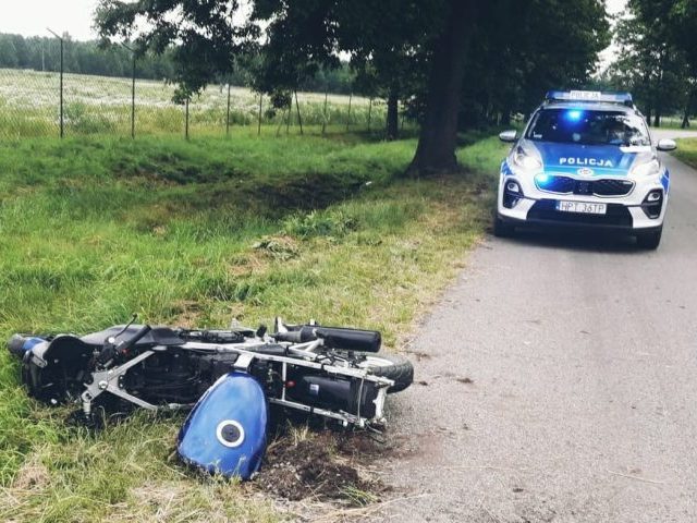 Motocykl uderzył w drzewo, nie żyje 26-latek