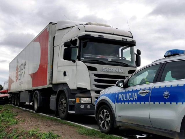 Kia roztrzaskała się o tył ciężarówki (zdjęcia)