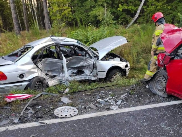 Wypadek pod Tylkowem, poważnie ranni kierowcy (zdjęcia)