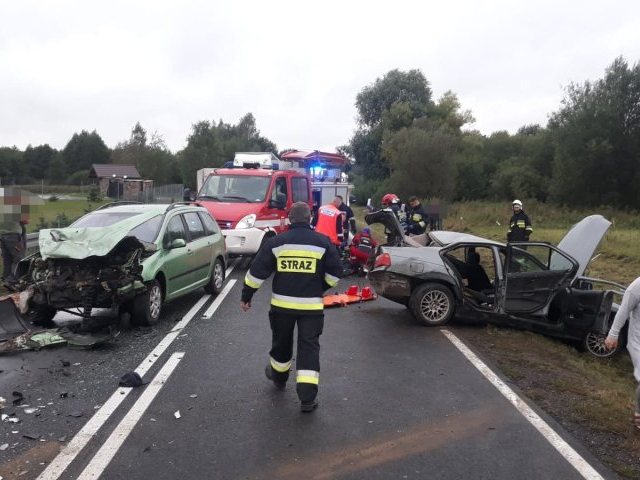 Wypadek pod Leleszkami, reanimowano kierowcę (zdjęcia)