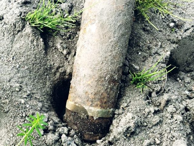 Podczas prac drogowych wykopali pocisk przeciwpancerny
