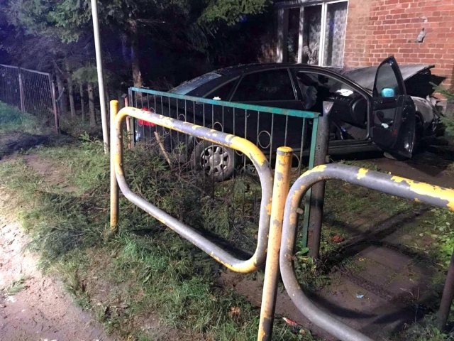 Audi wjechało w budynek dawnej szkoły