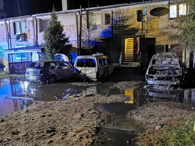 Tajemniczy pożar w Wielbarku, spłonęły trzy samochody
