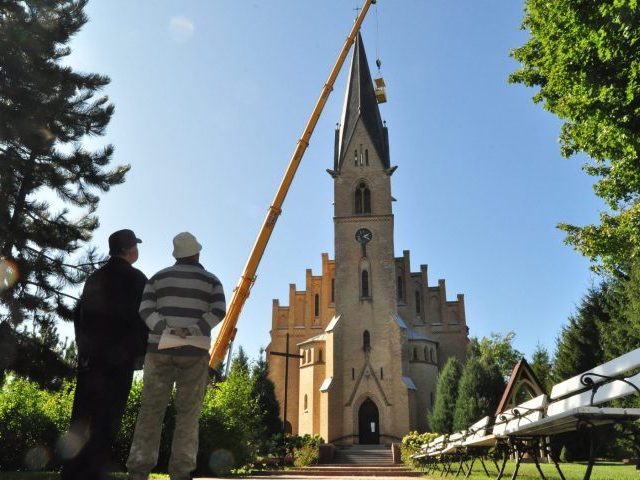 Poprawiali dach na wieży kościoła (zdjęcia)