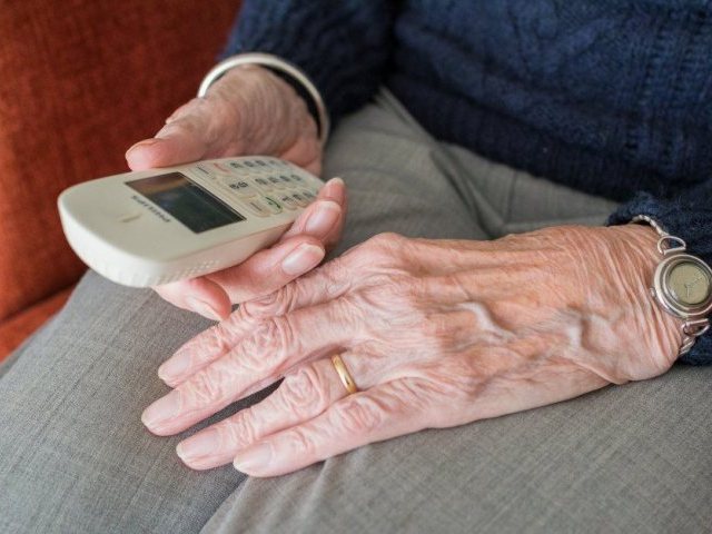 Seniorzy zostający w domach uzyskają pomoc przez darmową infolinię: 22-505-11-11