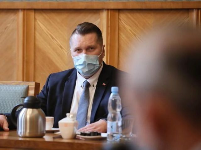 Czarnek: na ten moment nie ma potrzeby edukacji zdalnej w klasach I-III