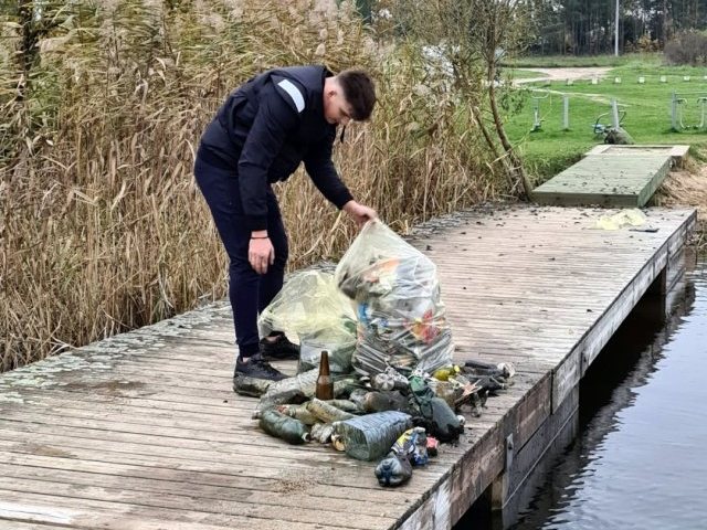 Śmieci zasypują jeziora, nurkowie sprawdzili Kalwę (zdjęcia)