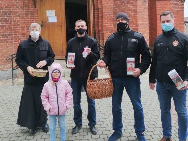 Strażacy z Lipowca i Lesin Wielkich pomagali chorej Lence