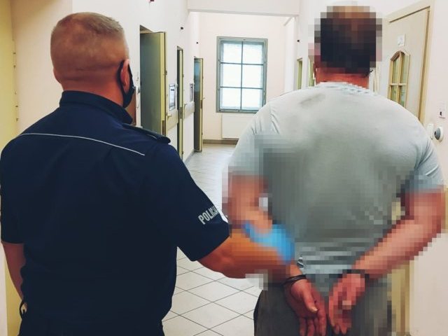 Katowali nastolatków pałkami teleskopowymi