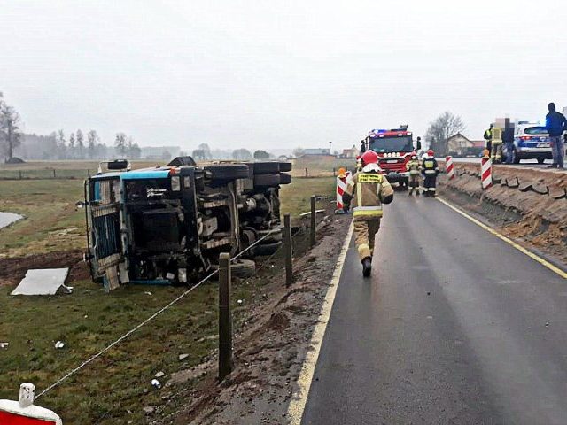 Pijany kierowca ciężarówki, auto wylądowało w polu (zdjęcia)