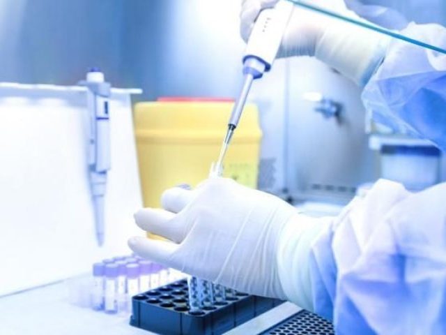 Eksperci: szczepionki mRNA bezpieczne; nie modyfikują DNA
