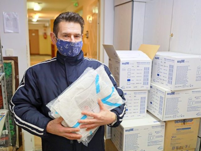 Starostwo rozdało pół tysiąca kombinezonów ochronnych