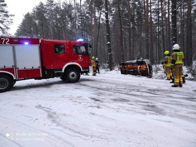 Kolizja na trasie Zieleniec - Wielbark, Suzuki wylądowało w rowie